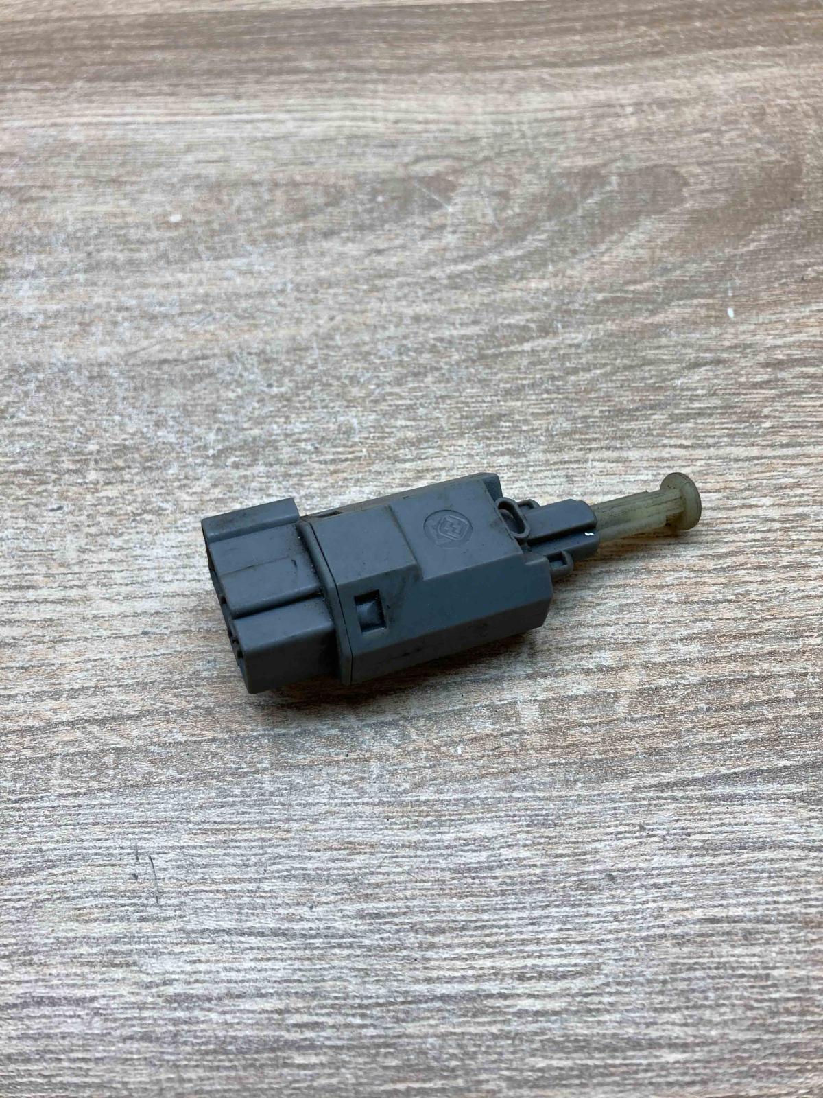 GA2C 6649Y   Brake pedal sensor switch Mazda 626