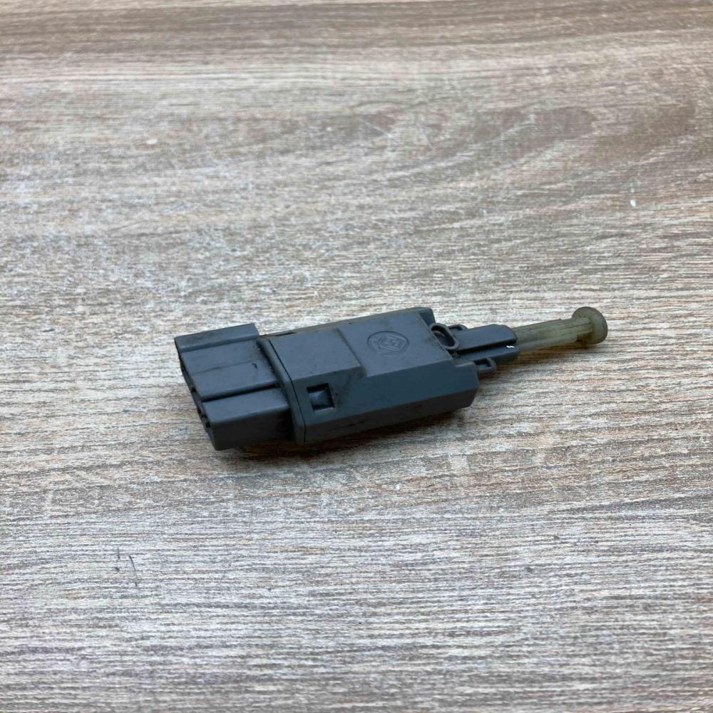 GA2C 6649Y   Brake pedal sensor switch Mazda 626