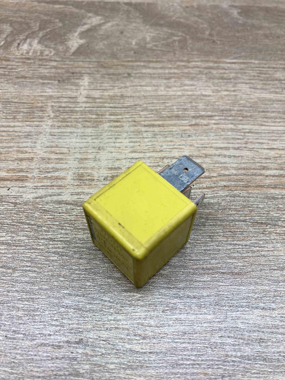 90226846   Other relay Opel Signum