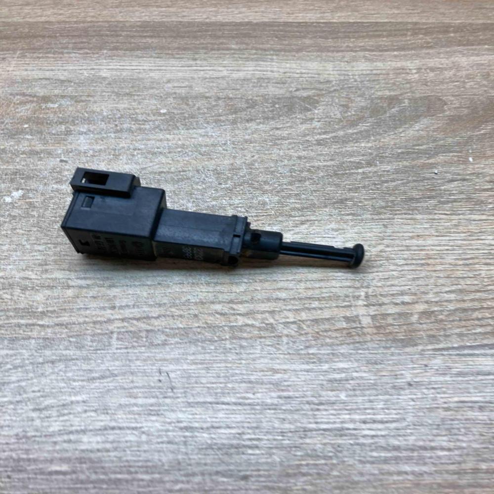 1J0945511A   Brake pedal sensor switch Volkswagen Sharan