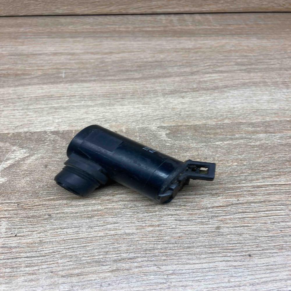 AX060210 4370   Windscreen/windshield washer pump Honda Accord