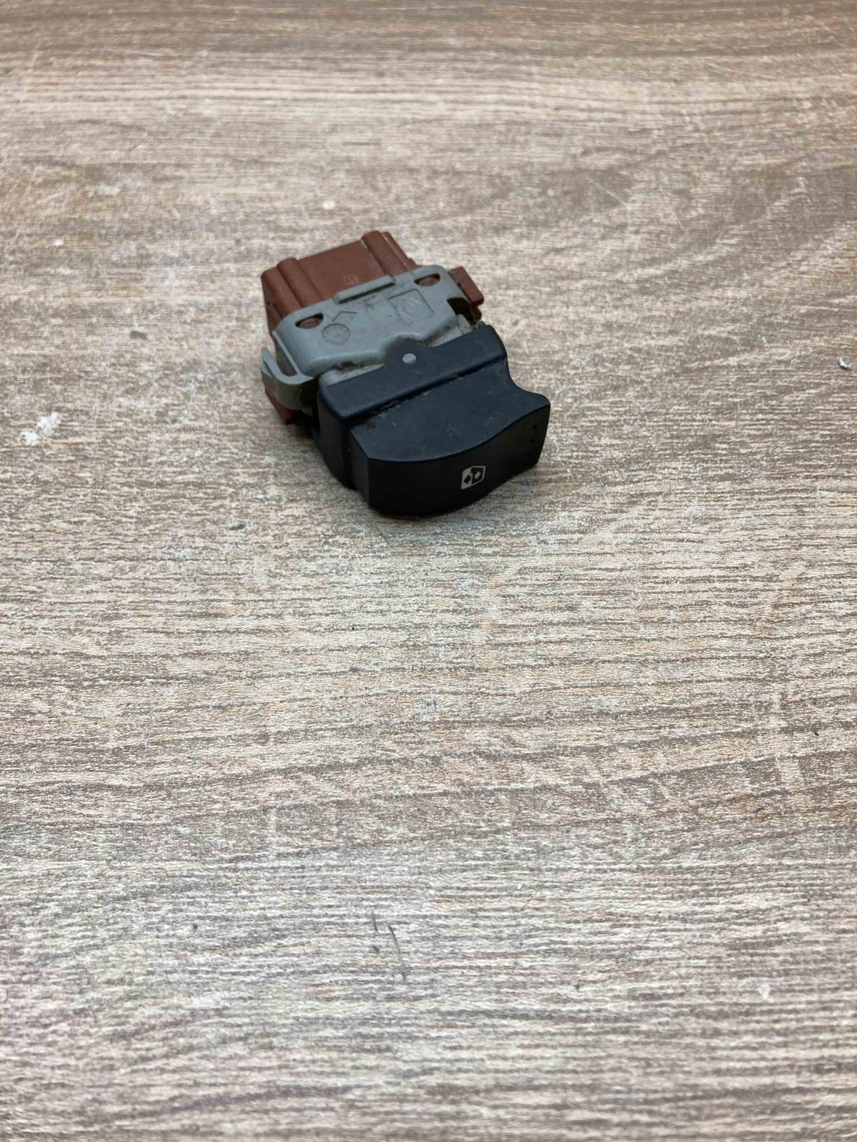 2808201 220507A  Electric window control switch Renault Megane II