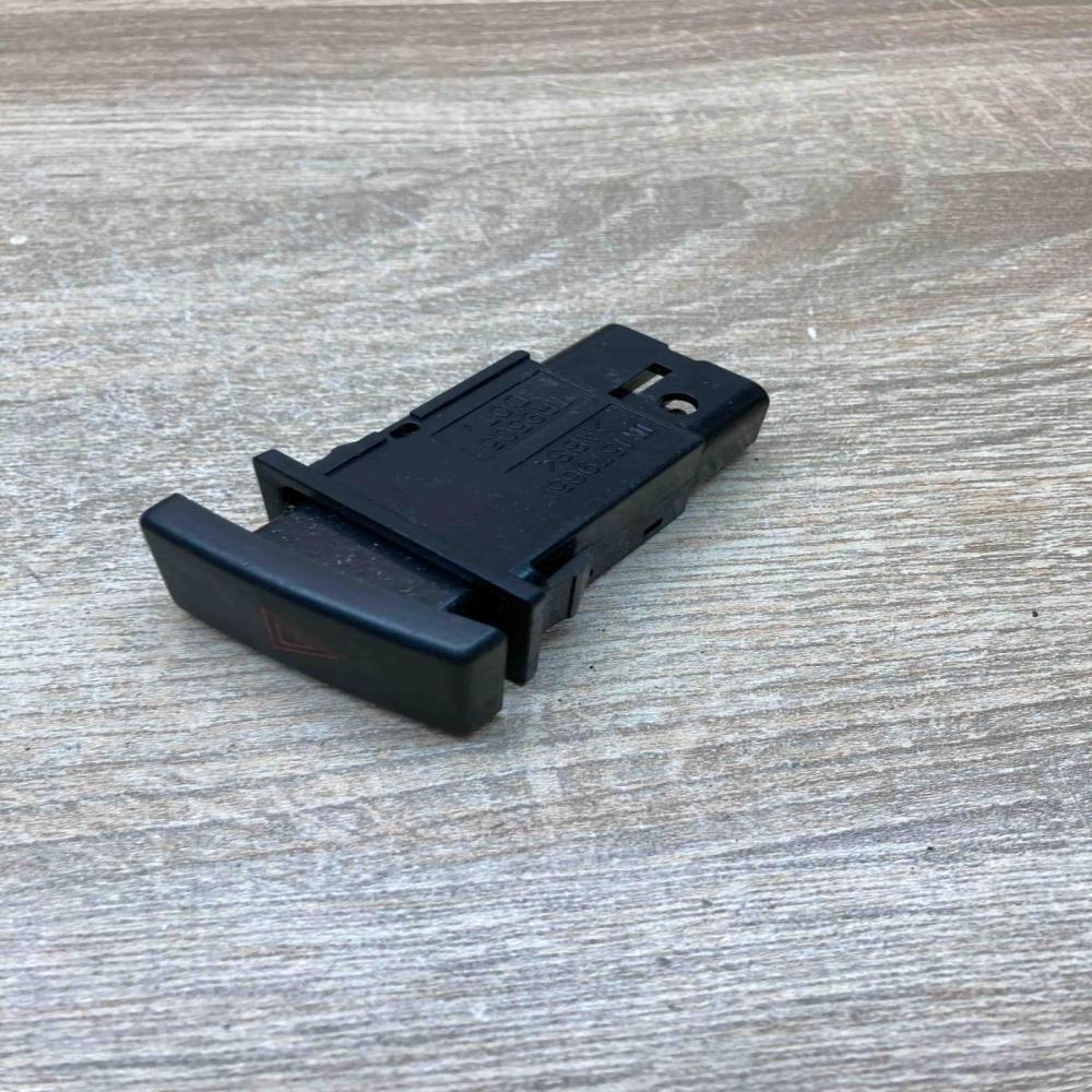 157963   Hazard light switch Toyota Avensis T250