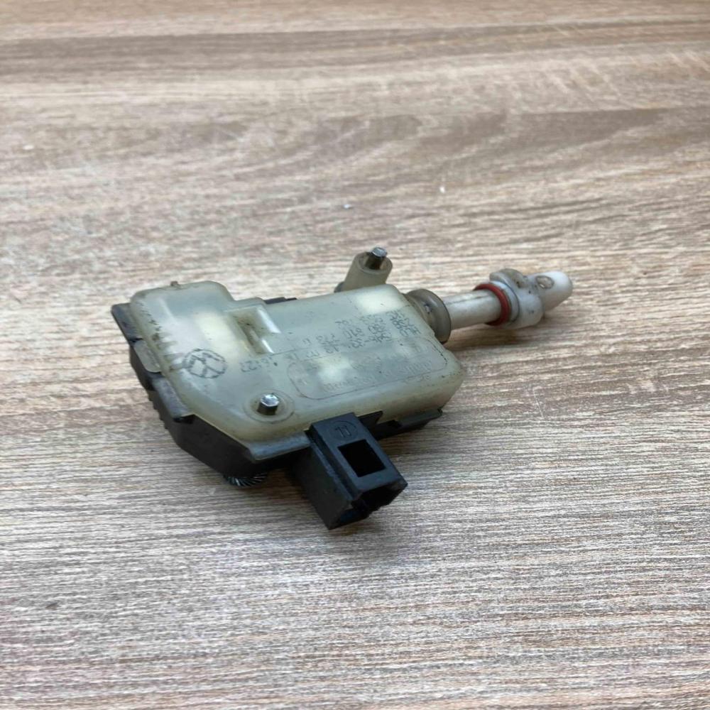 3B0810773D   Fuel tank cap lock motor Volkswagen Golf V