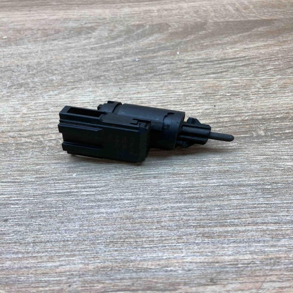 1J0945511D   Brake pedal sensor switch Volkswagen Sharan