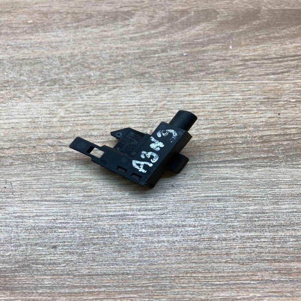 1J0947561   Brake pedal sensor switch Skoda Octavia Mk3 (5E)