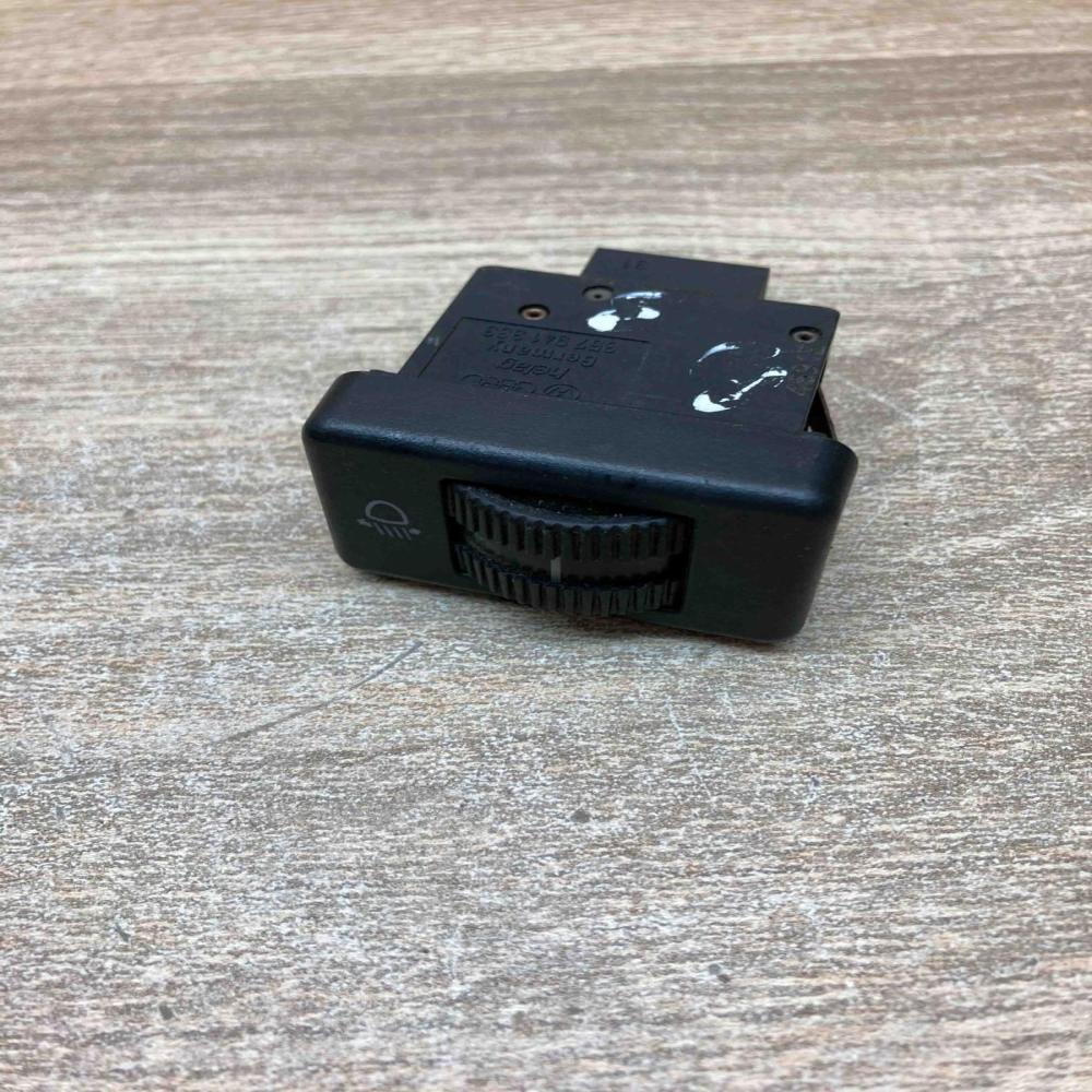 357941333   Headlight level height control switch Volkswagen Golf IV