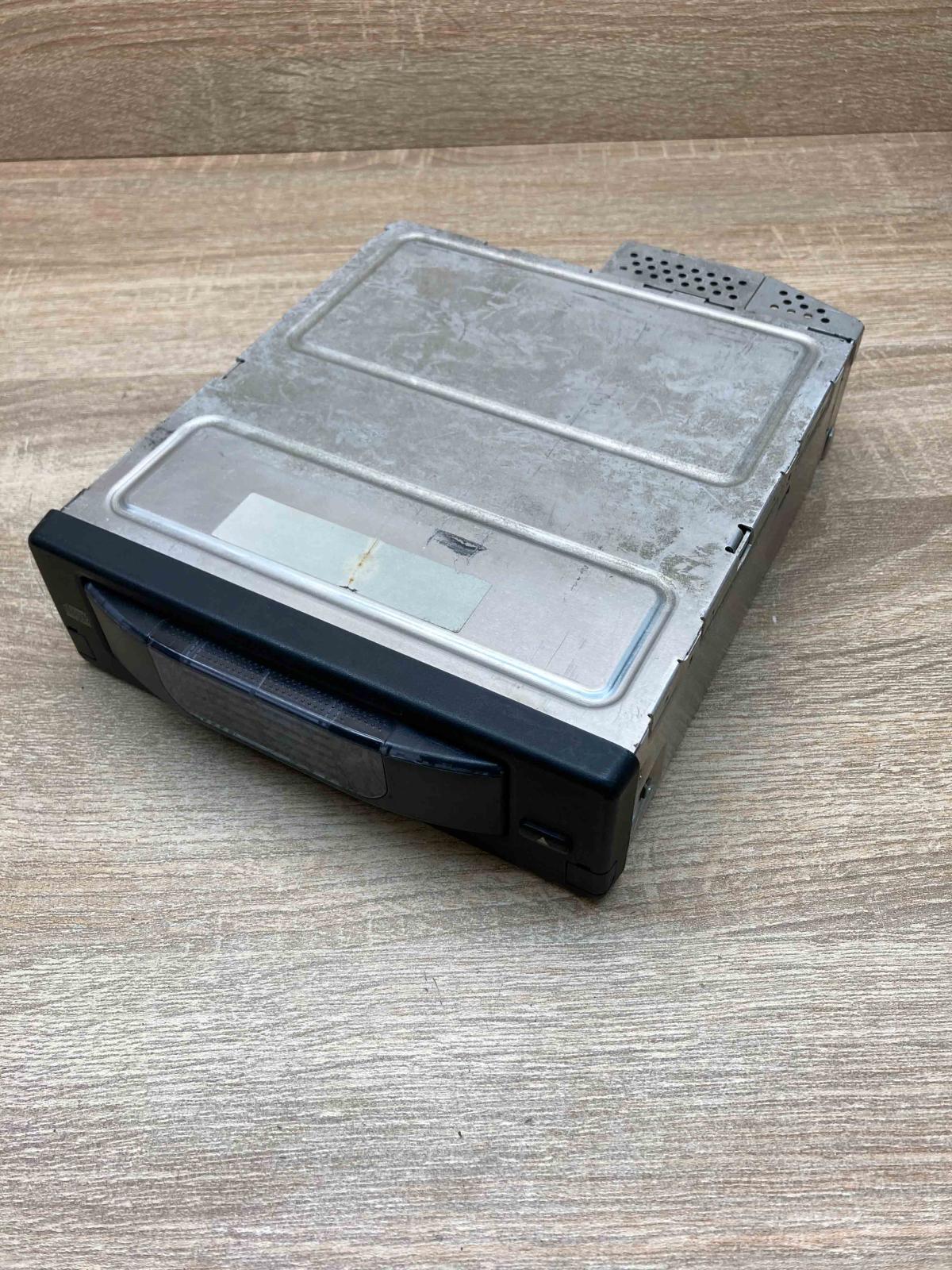 6938975  With Plug CD/DVD changer BMW 5 E60 E61