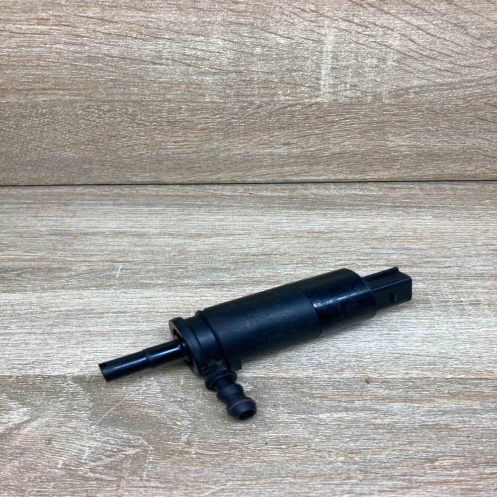 8377613   Headlight washer pump BMW 7 E65 E66