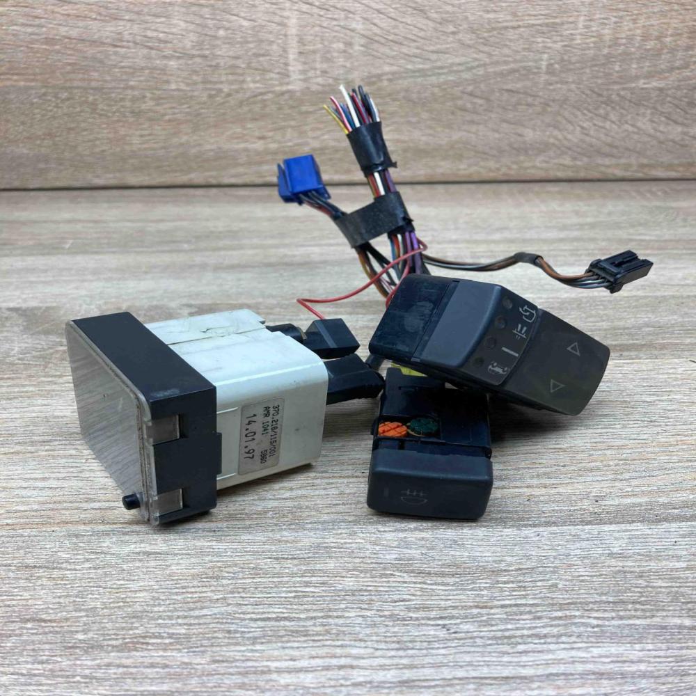 370218115 370218115 1999 Clock Land Rover Range Rover P38A