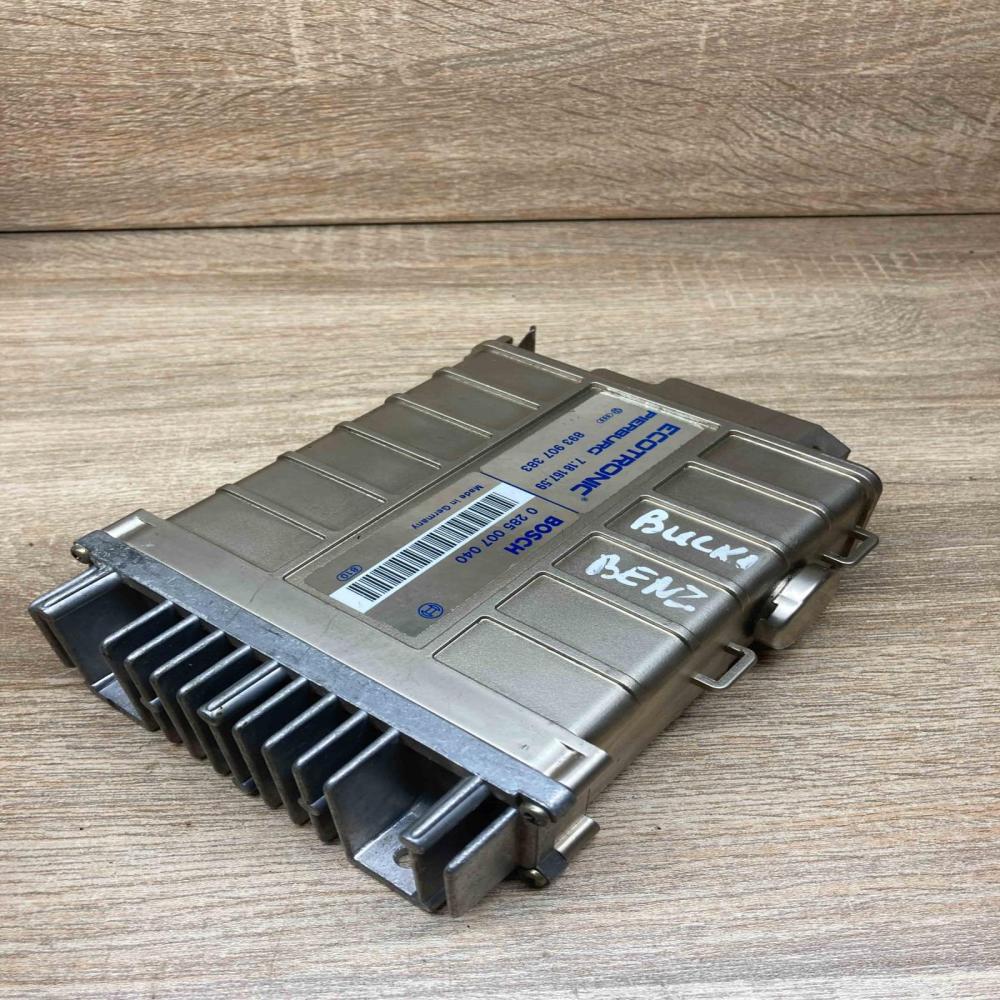893907383 0285007040  Engine control unit/module ECU Volkswagen Golf II