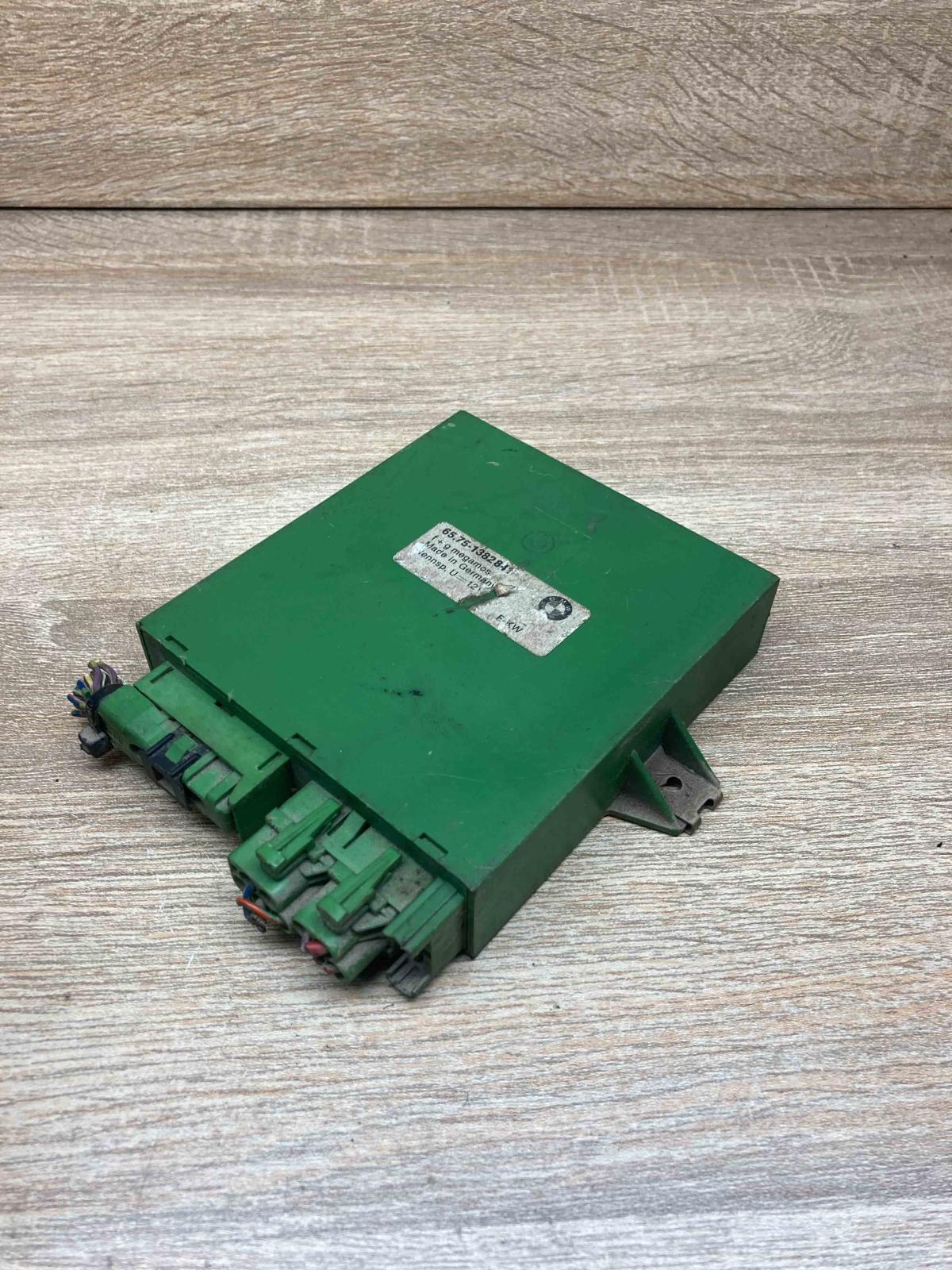 1382841  With Plug Alarm relay BMW 5 E34