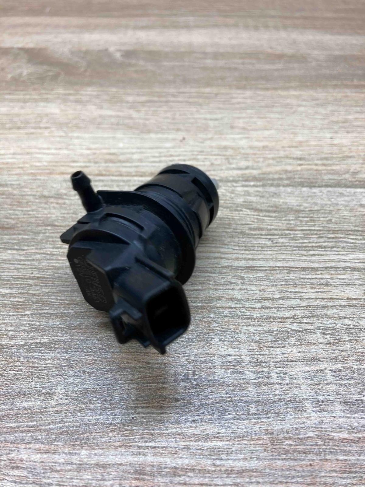 060210 4461   Windscreen/windshield washer pump Subaru Justy