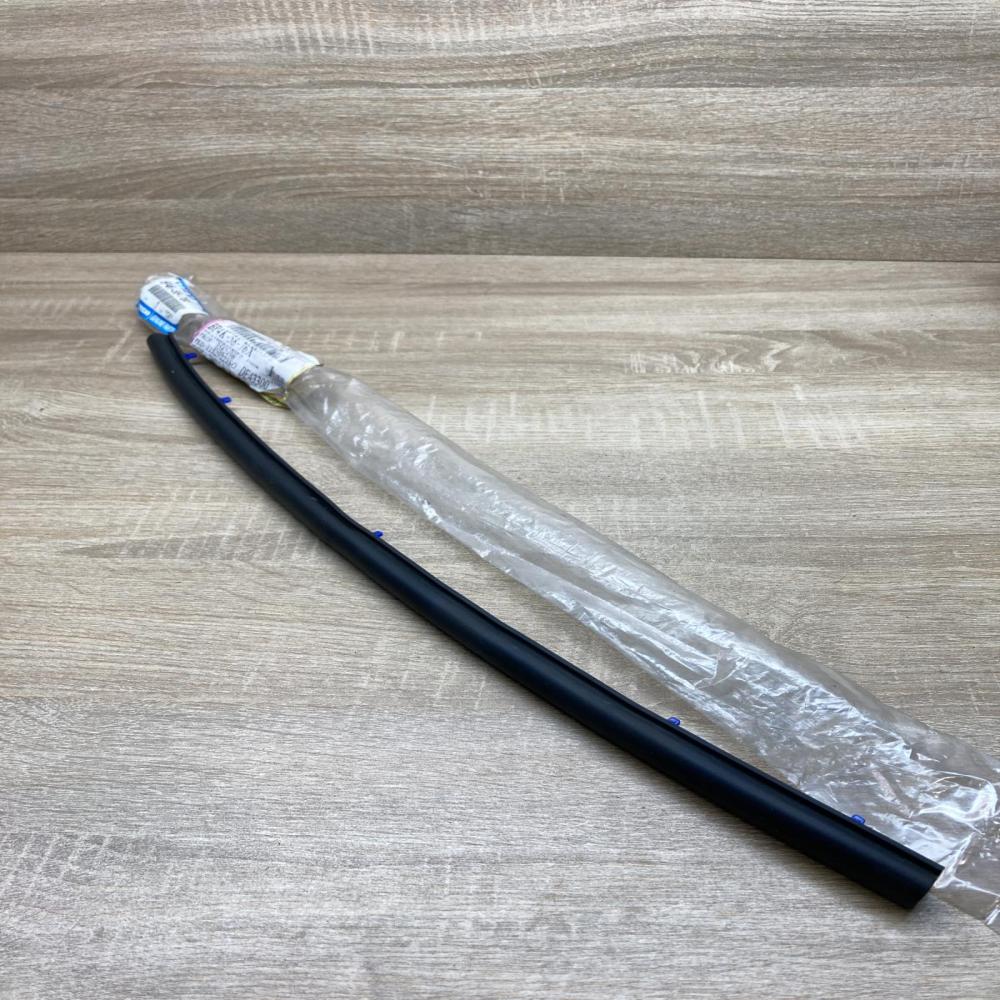 BP4K 58 76X 1E102257  Front door rubber seal Mazda 3 I