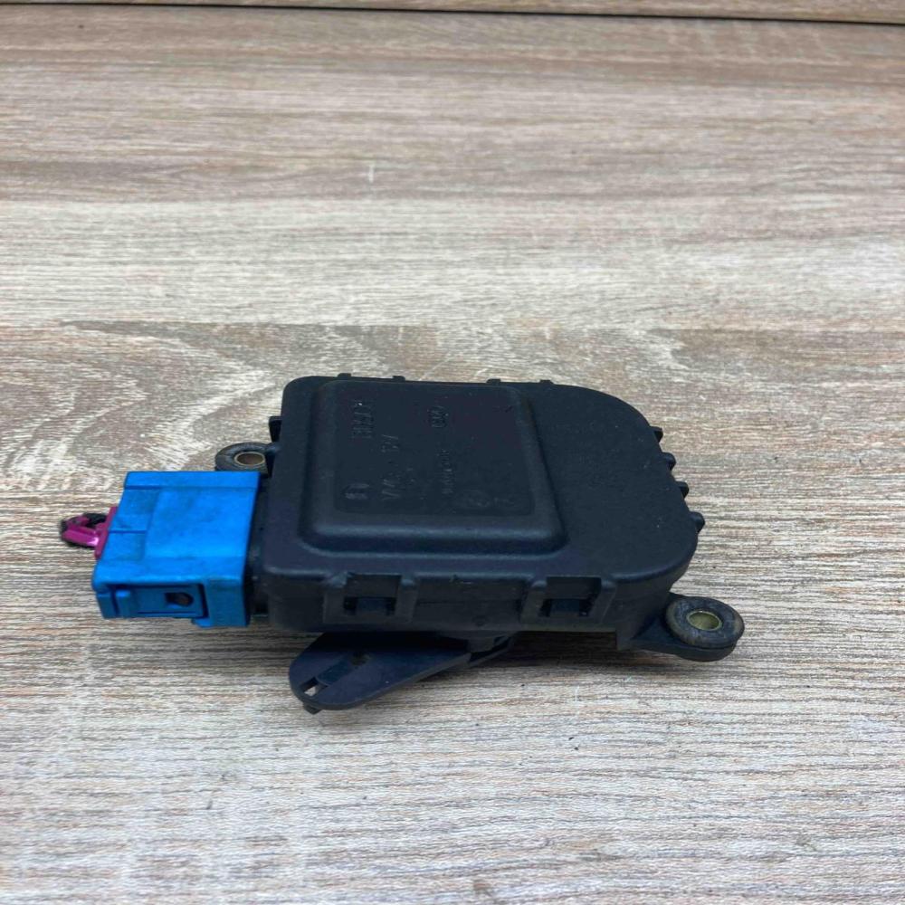 8D1820511B 0132801149 Used Air flap motor/actuator Volkswagen PASSAT B5