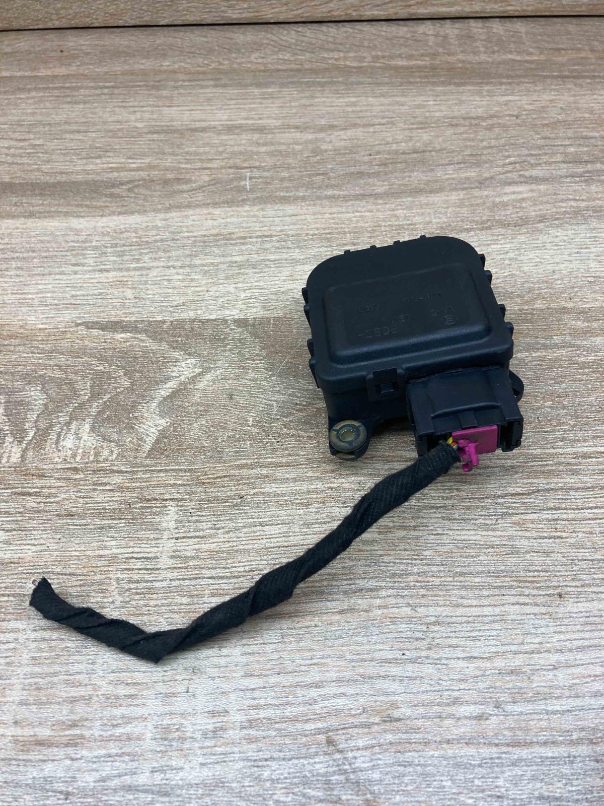 8D1820511B 0132801149 With Plug Air flap motor/actuator Volkswagen PASSAT B5