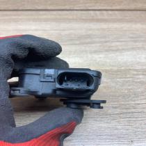 8D1820511B 0132801116  Air flap motor/actuator Volkswagen PASSAT B5