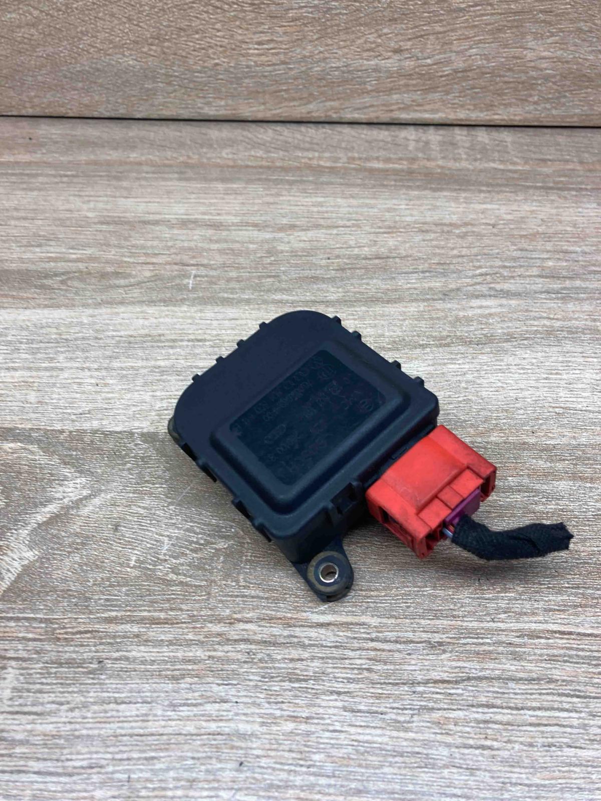 8D1820511B 0132801149 With Plug Air flap motor/actuator Volkswagen PASSAT B5