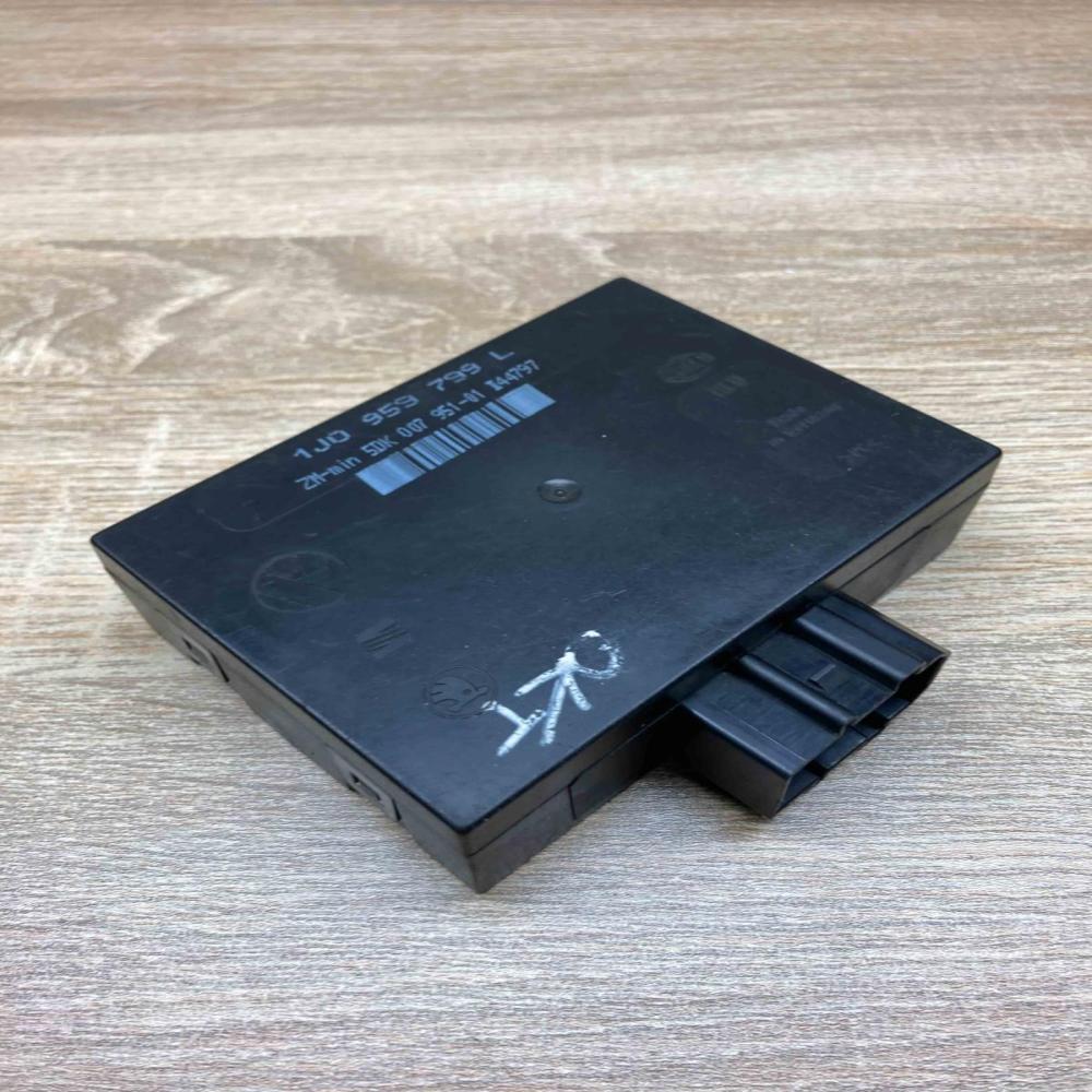 1J0959799L 5DK007951  Comfort/convenience module Skoda Octavia Mk1 (1U)