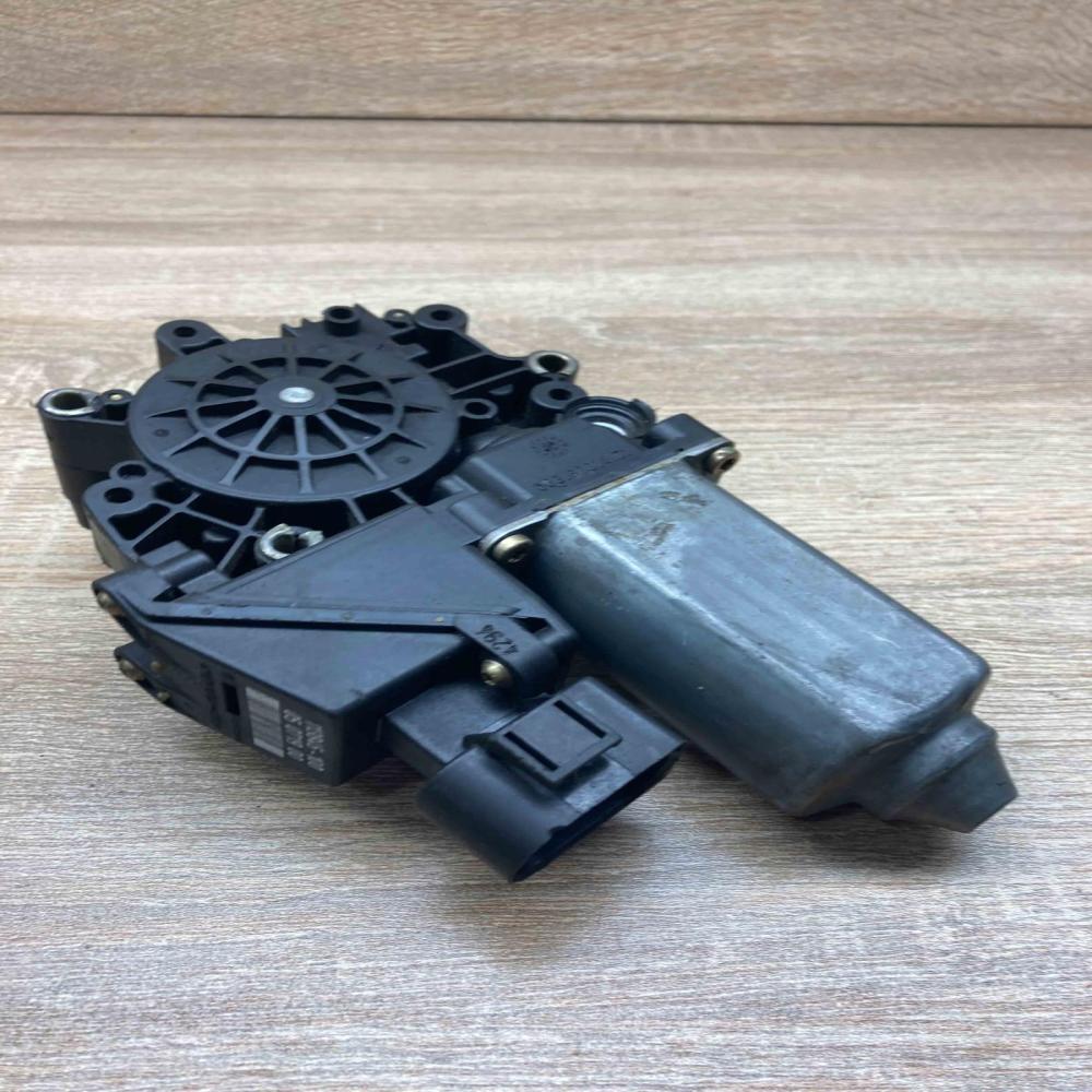 8D0959802 050719 00  Front door window regulator motor Audi A4 S4 B5 8D