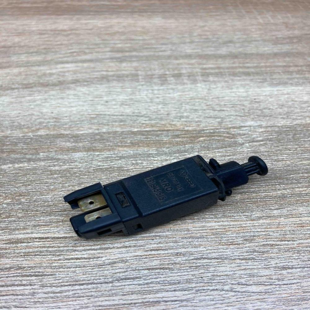 191945515   Brake pedal sensor switch Volkswagen Golf III