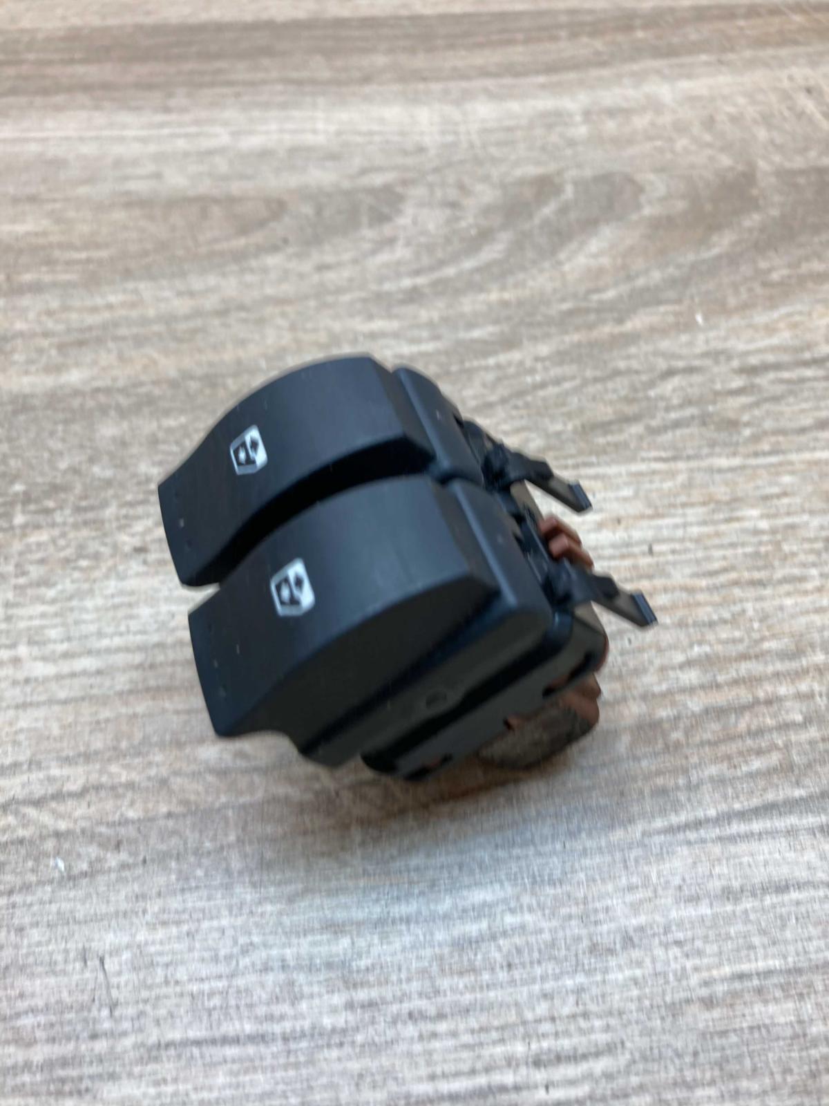 315040A   Electric window control switch Renault Megane II