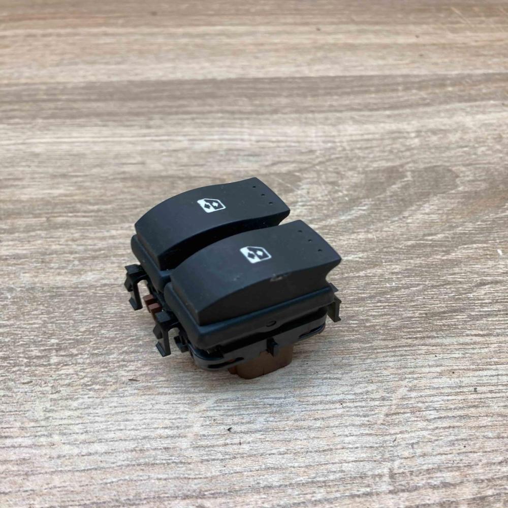 015085A   Electric window control switch Renault Laguna II