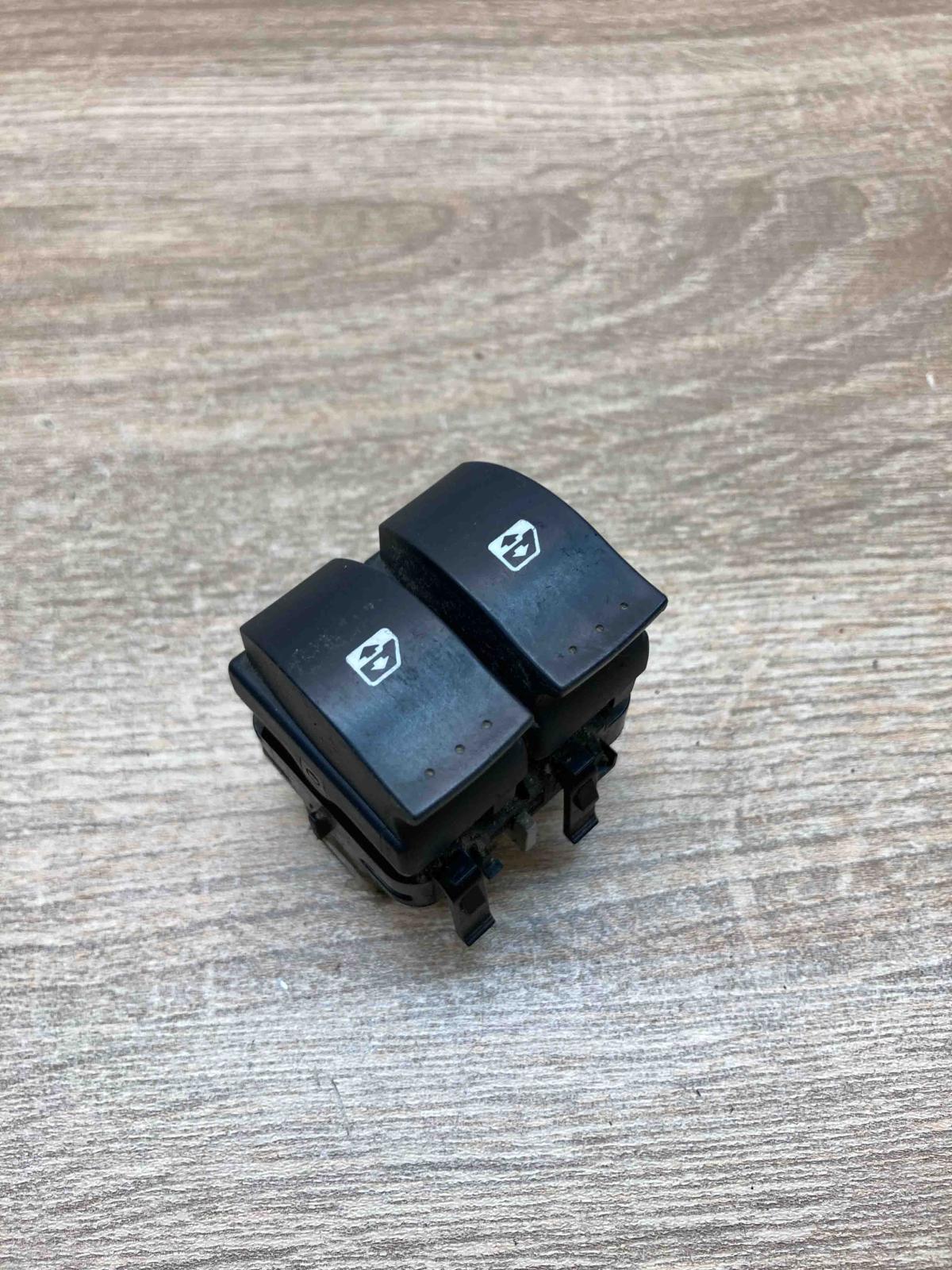 315033A   Electric window control switch Renault Megane II