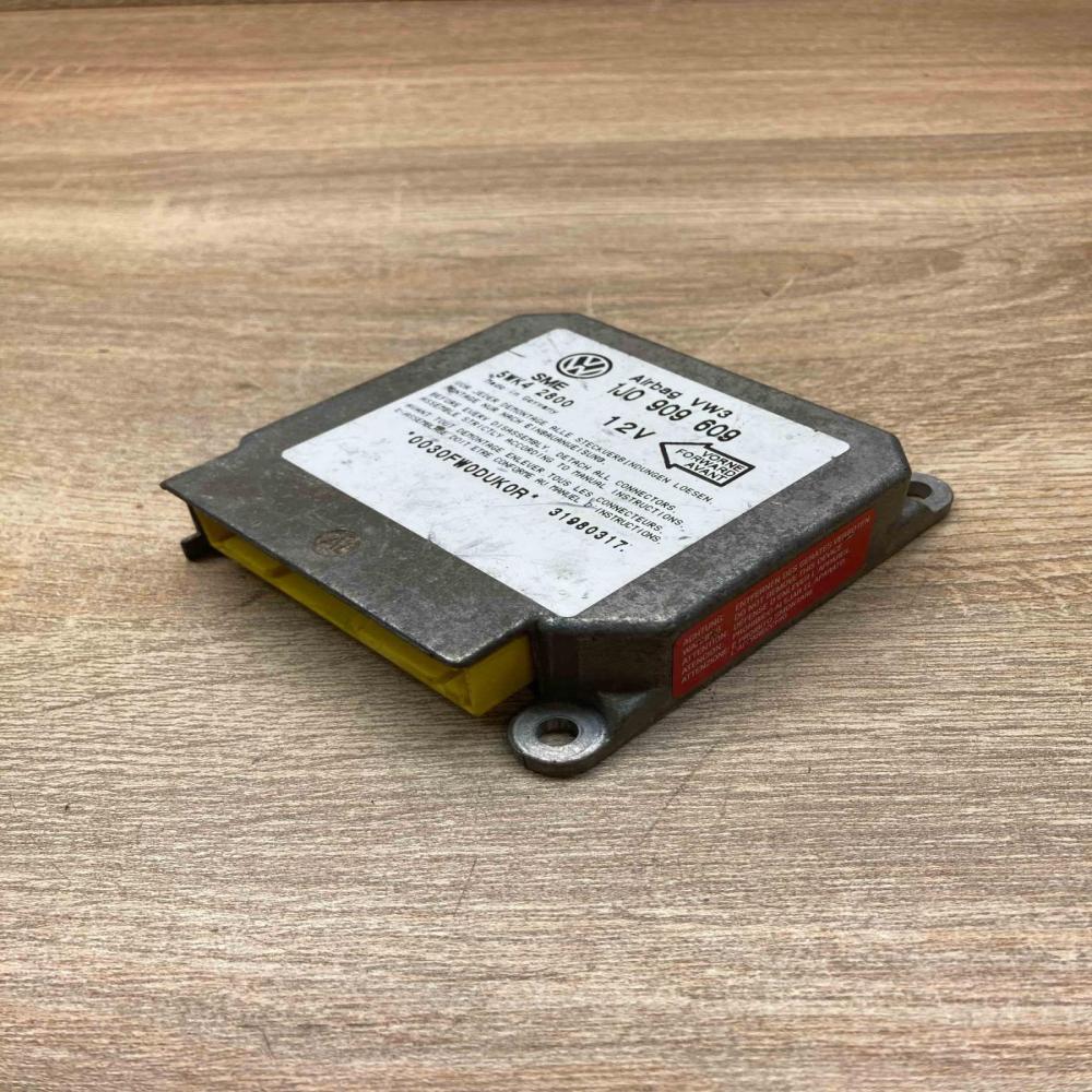 1J0909609 5WK42800  Seat belt adjustment motor Volkswagen Golf IV