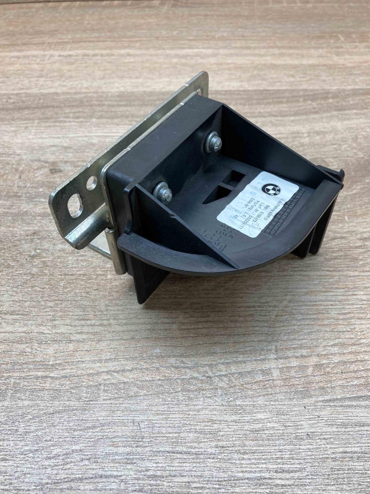 9168473   Parcel shelf load cover mount bracket BMW 5 F10 F11