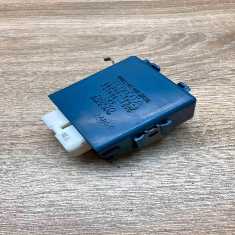 85970 12020 051500 4070  Door control unit/module Toyota Auris 150