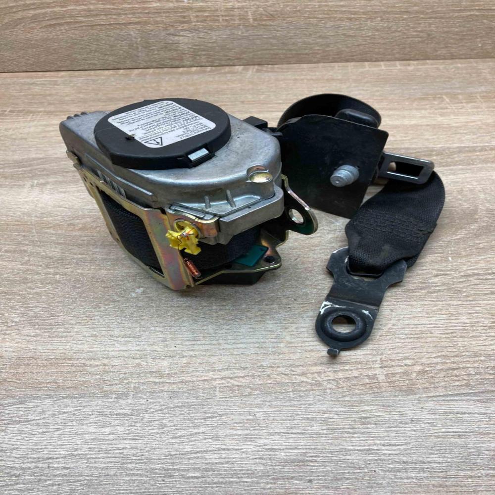 561014701  Left Front seatbelt Mercedes-Benz E W211