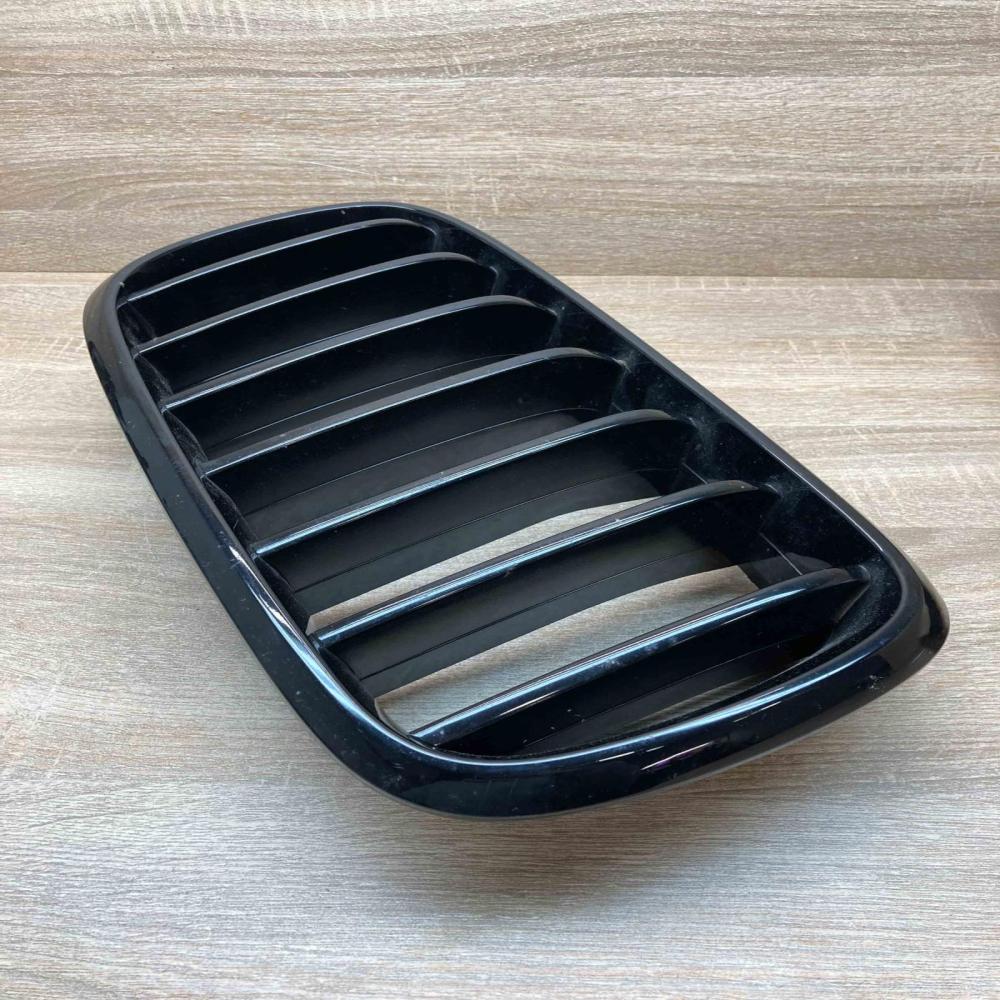 7303107  RH Front bumper upper radiator grill BMW X5 F15