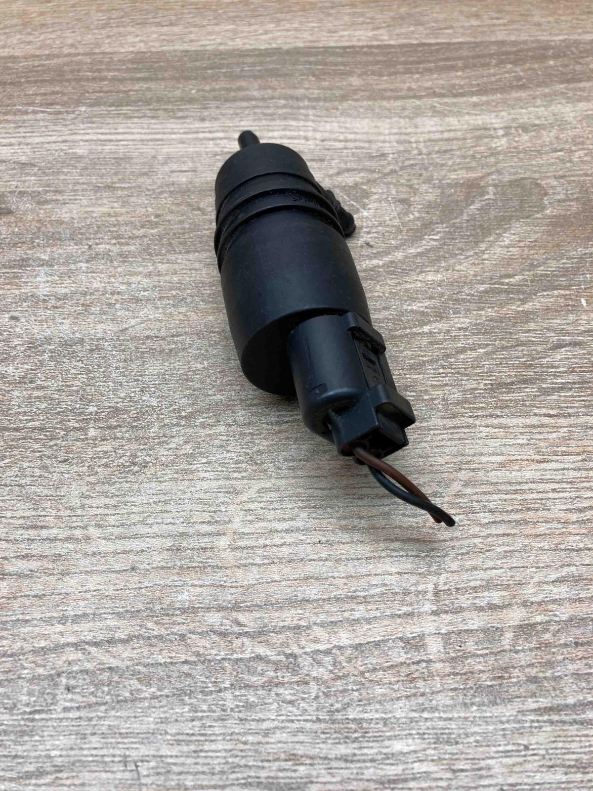 2220019  With Plug Windscreen/windshield washer pump BMW 5 E60 E61