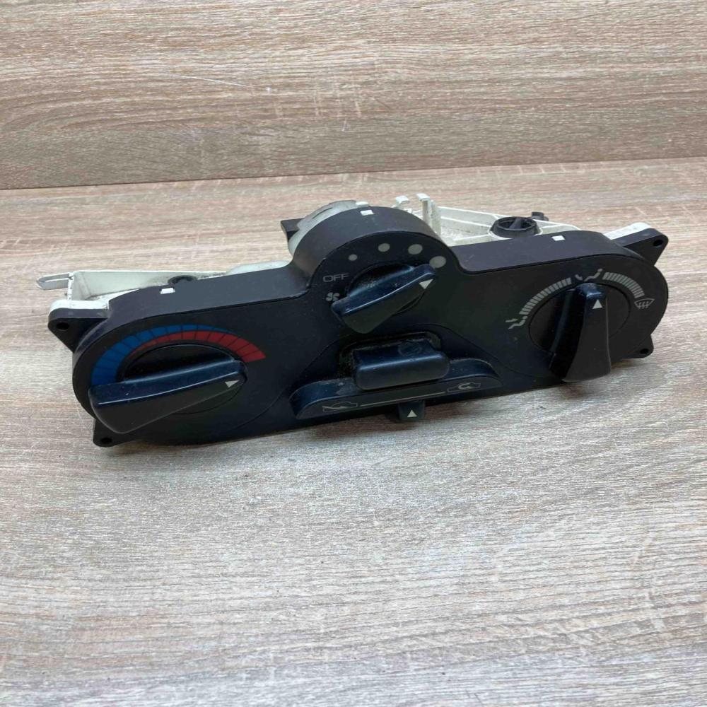 MB947678 9041704687  Climate control unit Mitsubishi Carisma