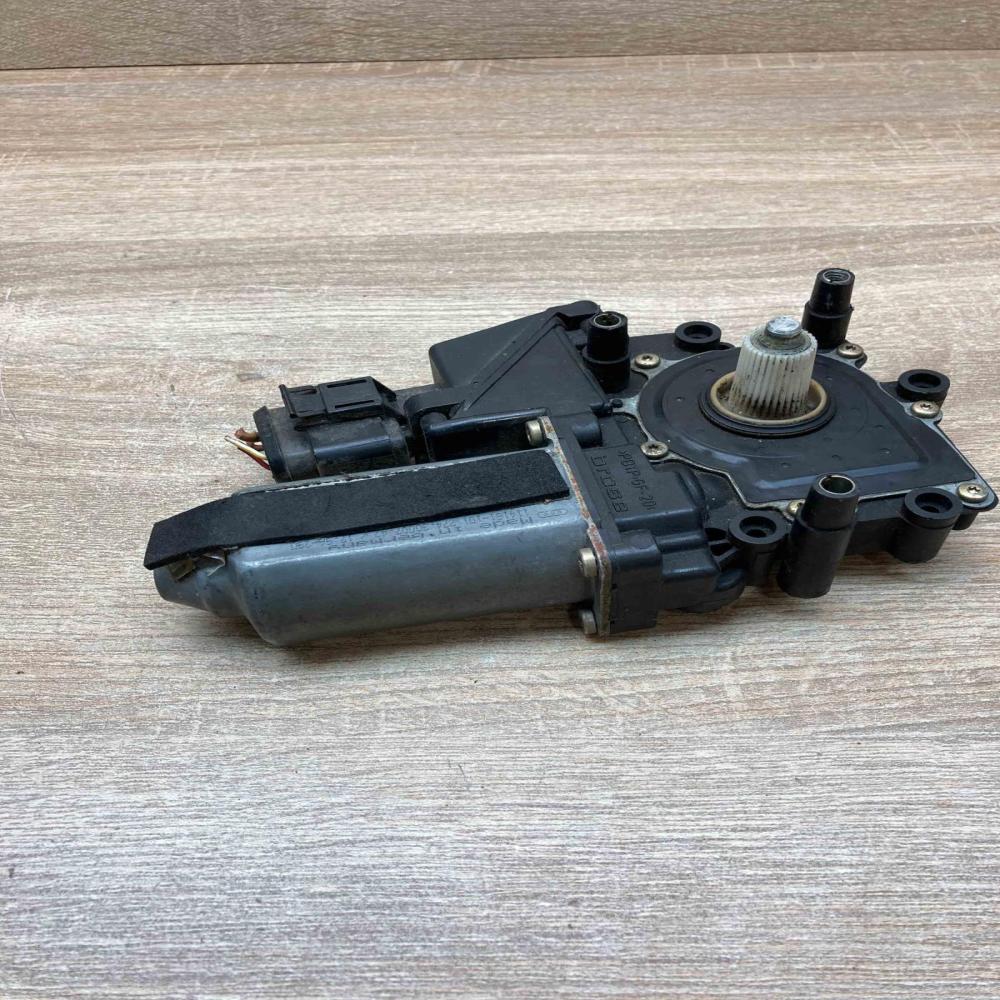 4D0959802C 119005 101  Front door window regulator motor Audi A8 S8 D2 4D