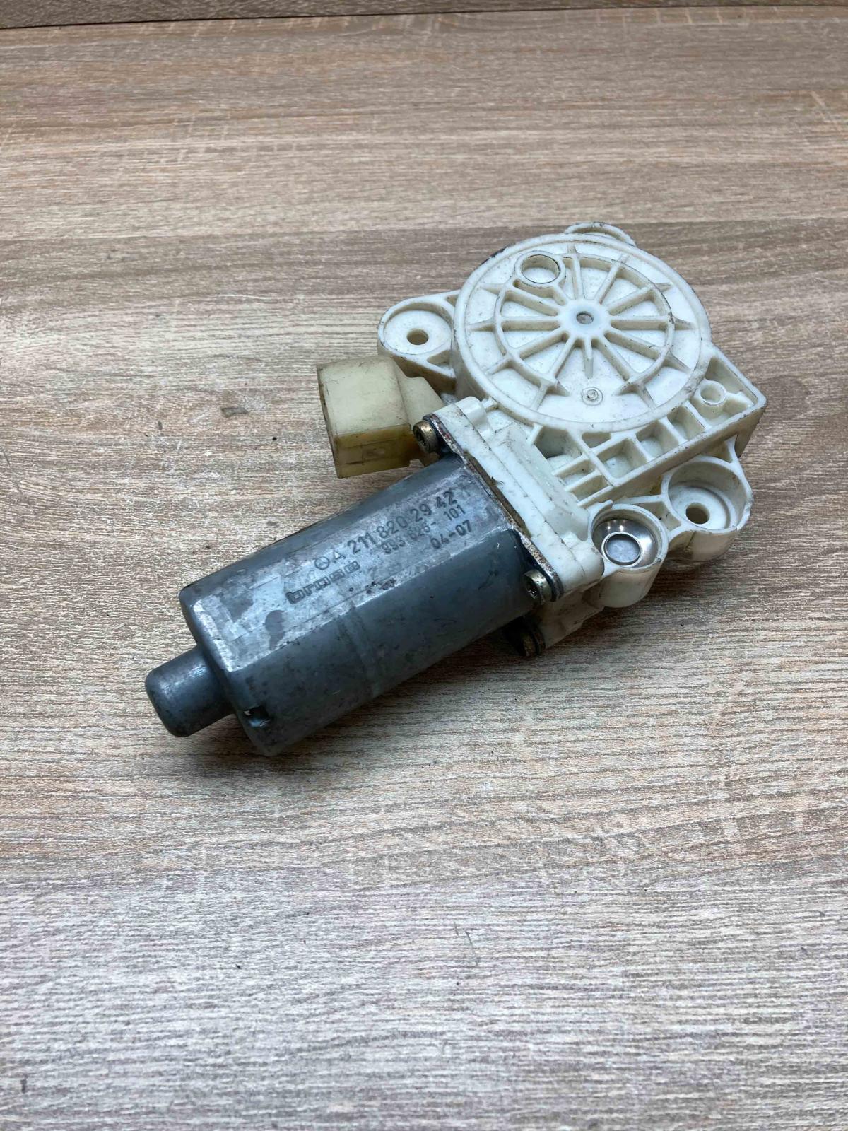 A2118202942 0130821970  Front door window regulator motor Mercedes-Benz E W211