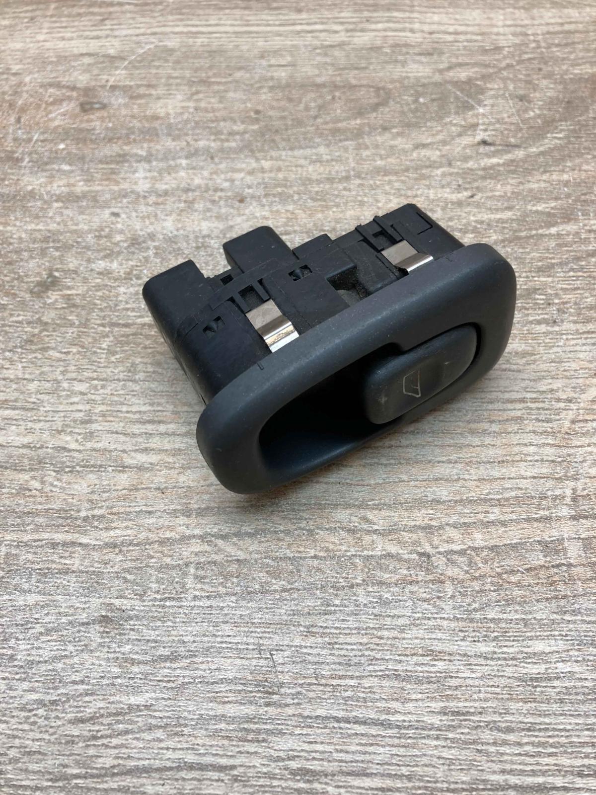 03458518   Electric window control switch Volvo S70  V70  V70 XC