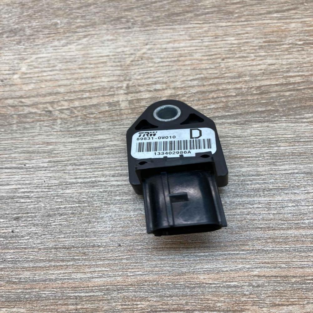 89831 0W010 133402986A  Airbag deployment crash/impact sensor Toyota Corolla Ver