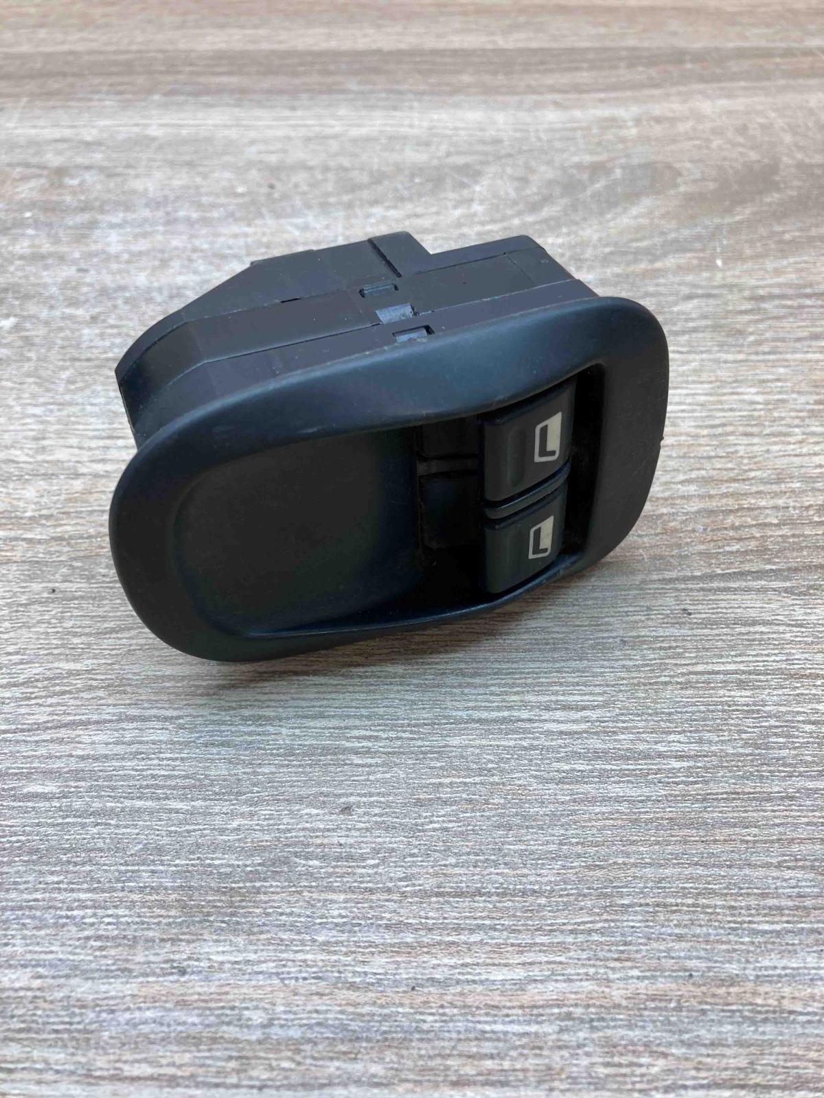 Peugeot 206   Electric window control switch Peugeot 206
