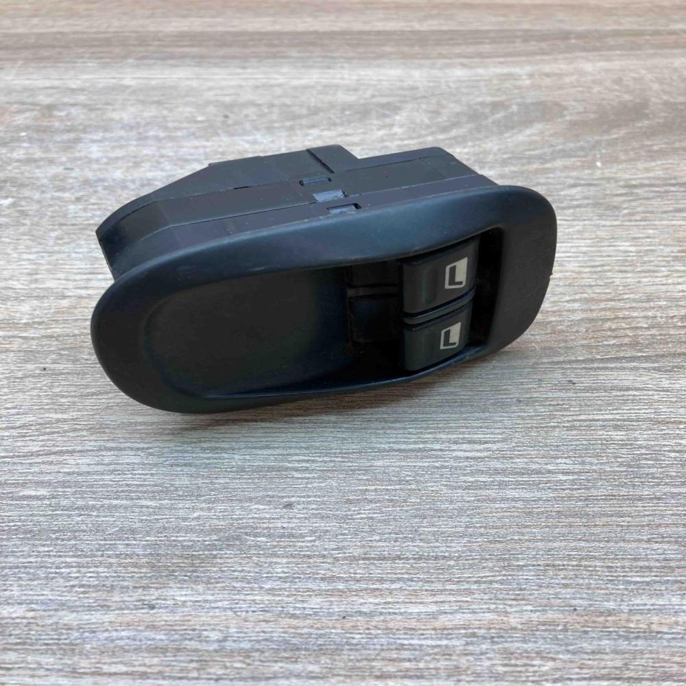 Peugeot 206   Electric window control switch Peugeot 206