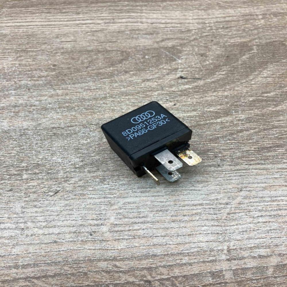 8D0951253A 373  Other relay Volkswagen PASSAT B6