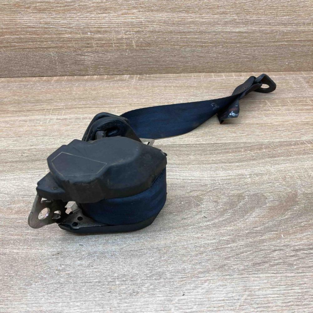 43594 00052287  Middle seatbelt (rear) Ford Focus