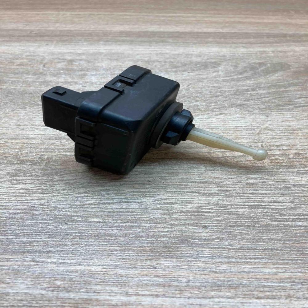 4D0941295 0307852315  Headlight level adjustment motor Volkswagen PASSAT B5