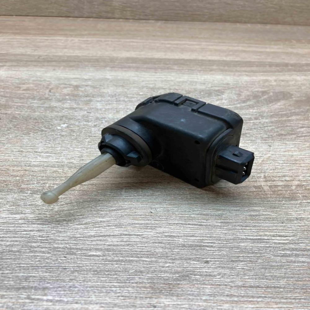 0307852306   Headlight level adjustment motor Ford Scorpio