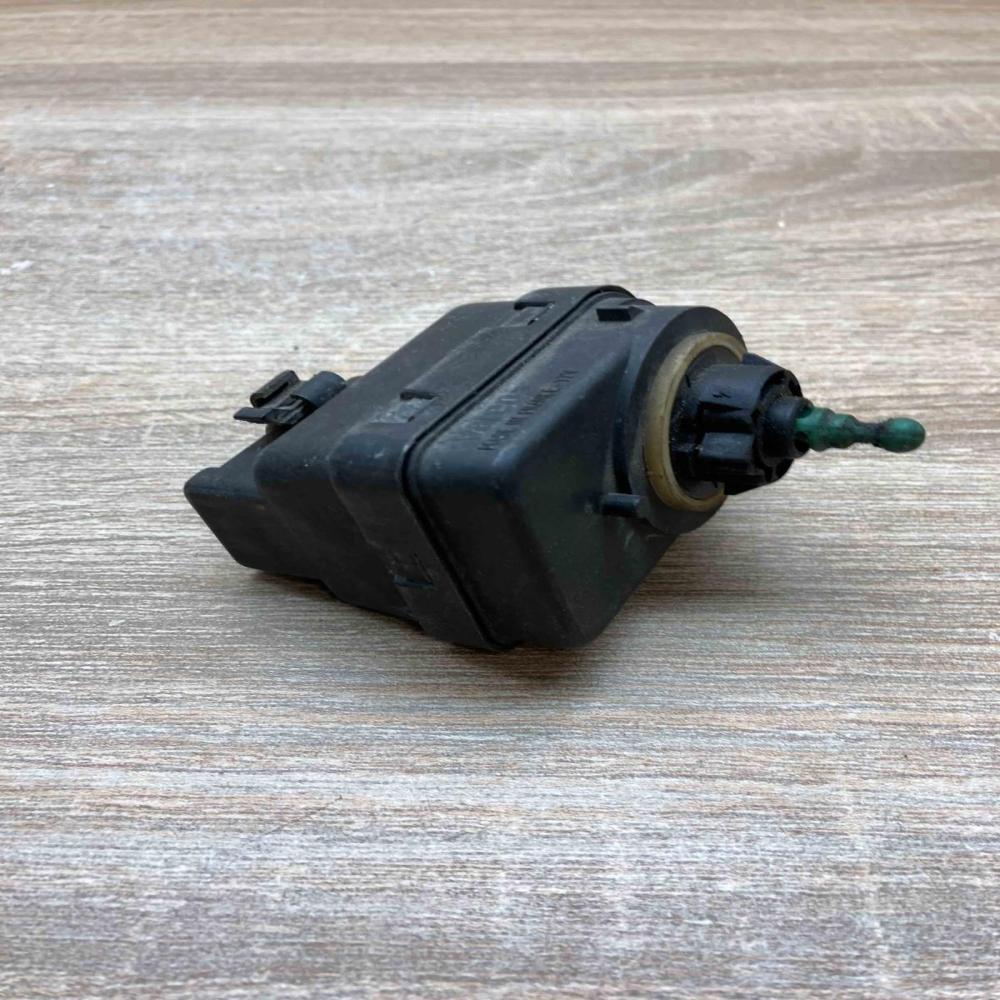 7700840141  With Plug Headlight level adjustment motor Renault Scenic I