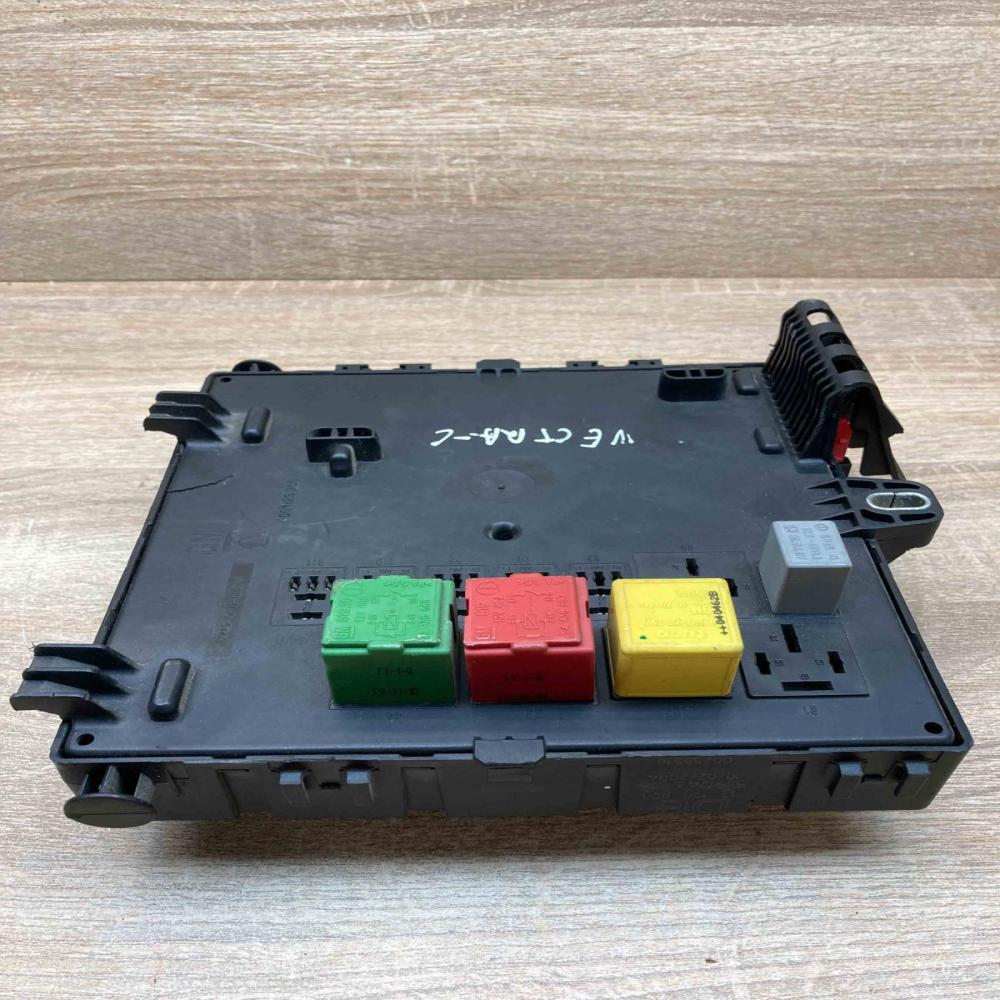 13170893 519046106  Fuse module Opel Astra J