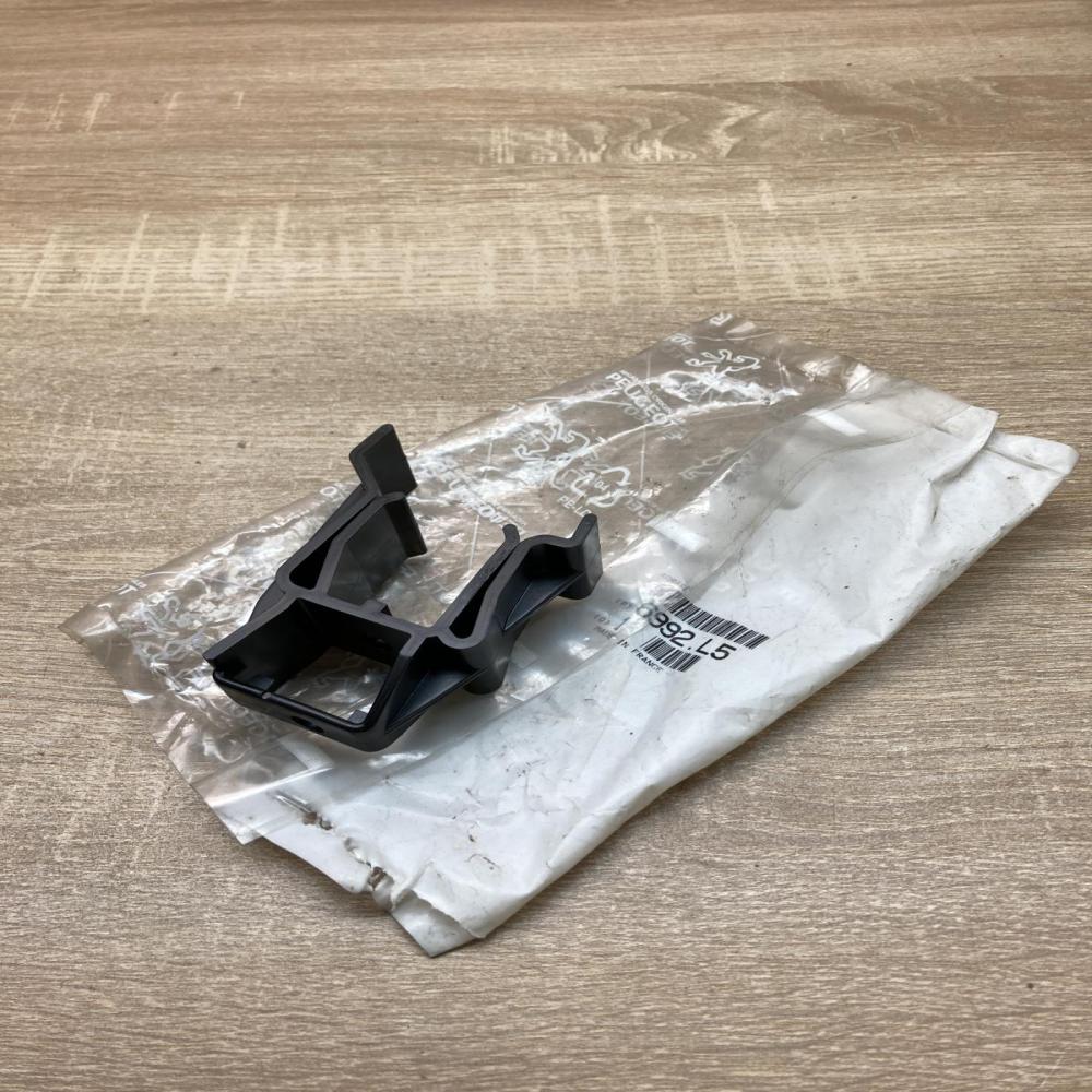6992L5   Front bumper mounting bracket Peugeot 605