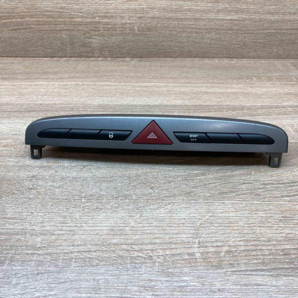 9659215177   Hazard light switch Peugeot 308