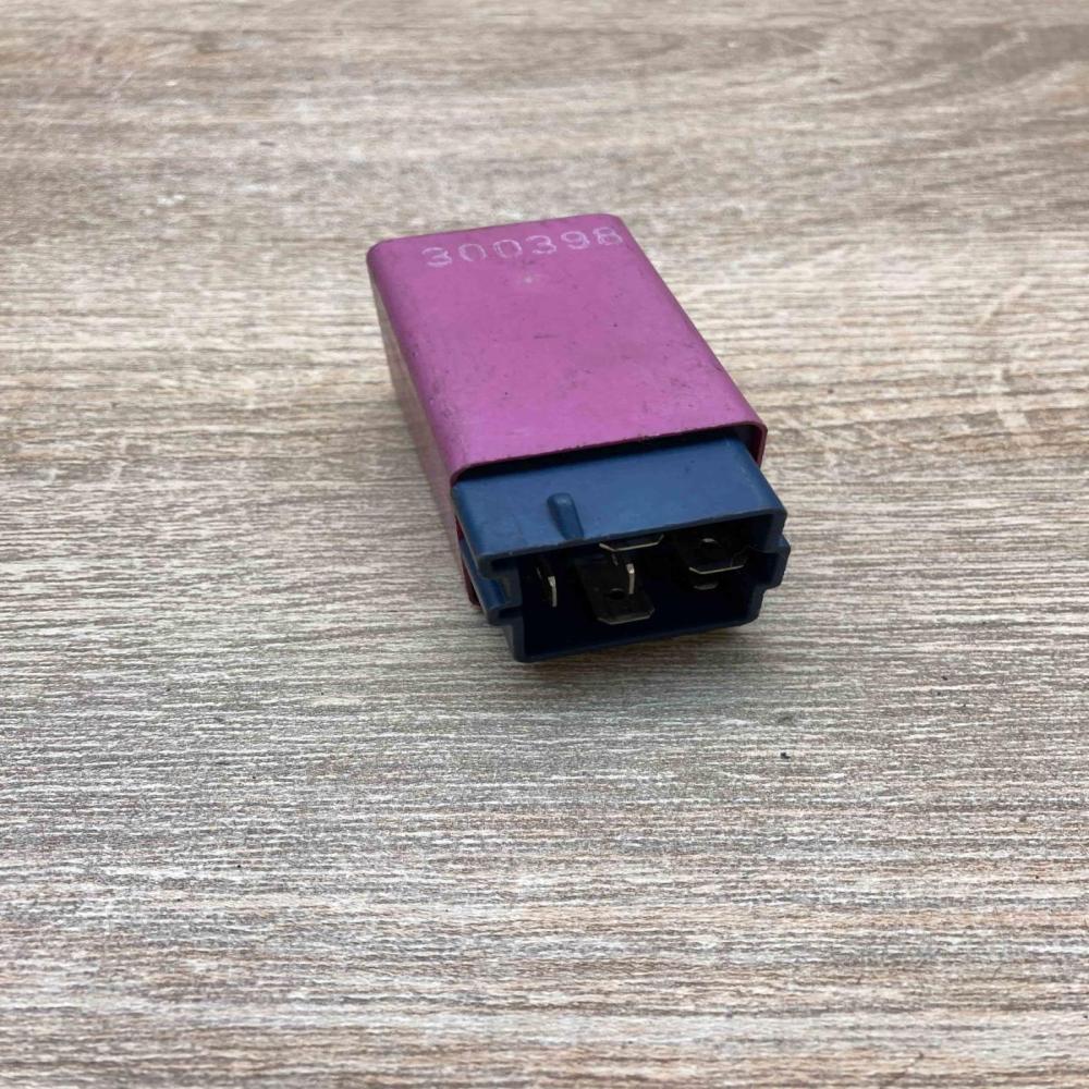 9128136 898704000  Window wiper relay Volvo S70  V70  V70 XC